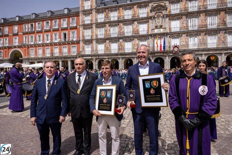 El alcalde Azcón toca los tambores con cofrades zaragozanos en la Semana Santa de Madrid.