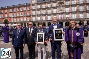El alcalde Azcón toca los tambores con cofrades zaragozanos en la Semana Santa de Madrid.