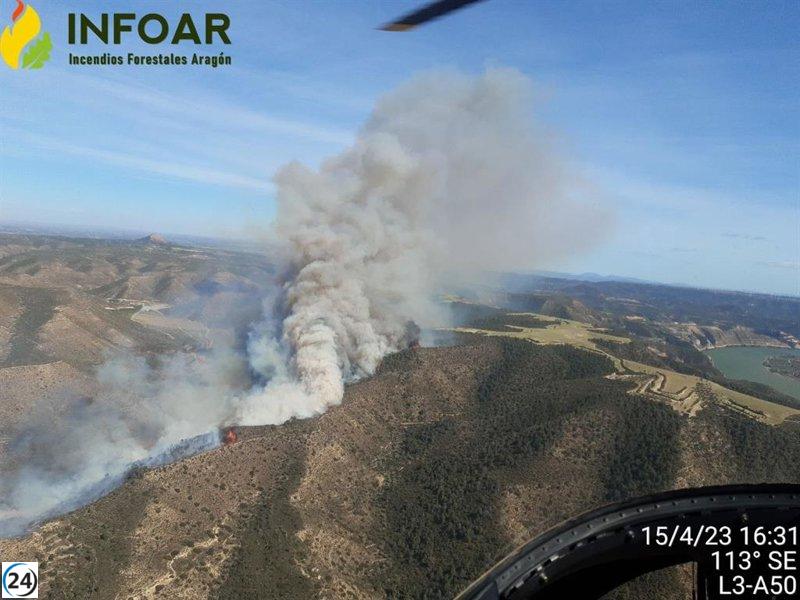El incendio de Mequinenza arrasa 400 hectáreas en Aragón, pero es estabilizado por el Gobierno.