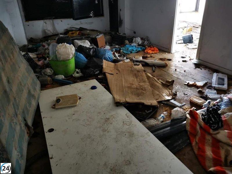 Urbanismo exige limpieza y desinfección del edificio okupado y siniestrado en Las Fuentes.