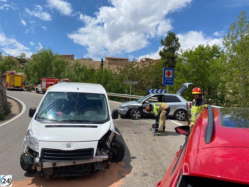 Bomberos de DPT rescatan a tres personas accidentadas en la N-420 cerca de Utrillas.