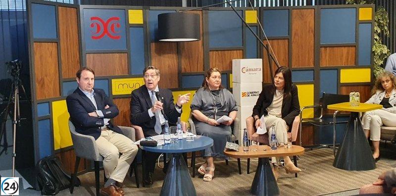 Aliaga explora iniciativas de la industria automotriz en el Foro Tecnológico Empresarial.