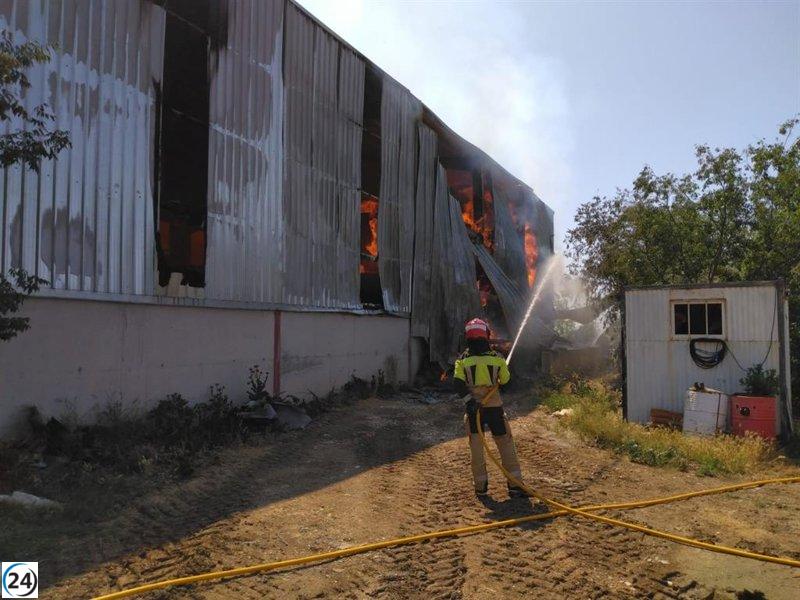 Bomberos de la DPH luchan contra incendio en nave agrícola de Azlor.
