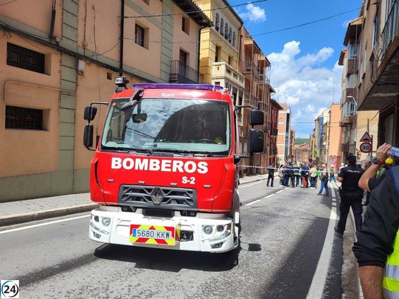 Unidad canina busca víctimas en restos de edificio derrumbado en Teruel.