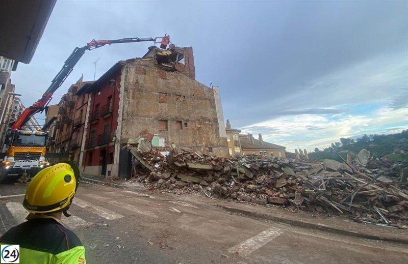 Los bomberos inspeccionan edificios colindantes al derrumbado en Teruel.