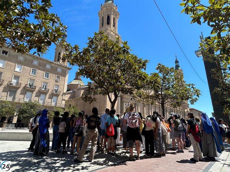 Multitudinaria llegada de más de 12.000 peregrinos a la Basílica del Pilar de Zaragoza durante la JMJ.
