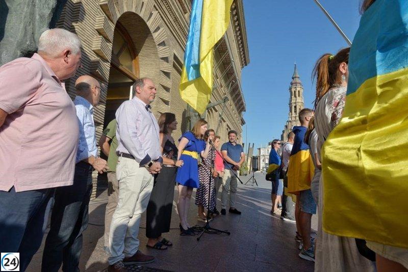 Concejales zaragozanos forman cadena humana en conmemoración del Día de Independencia de Ucrania