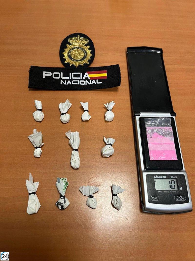 Detención de dos jóvenes con múltiples dosis de cocaína y 'tusi' por parte de la Policía Nacional.
