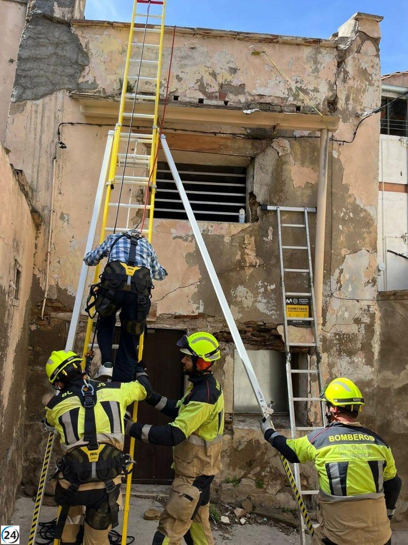 Bomberos expulsan a ocupante ilegal de una residencia en Monzón (Huesca)