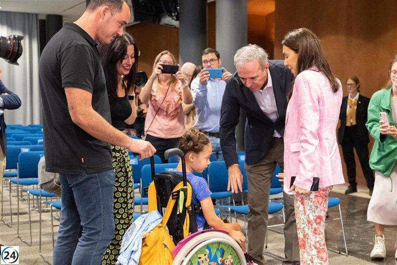 El alcalde Azcón alaba la colaboración entre el Ayuntamiento y Atades en el desarrollo del exoesqueleto para niños.