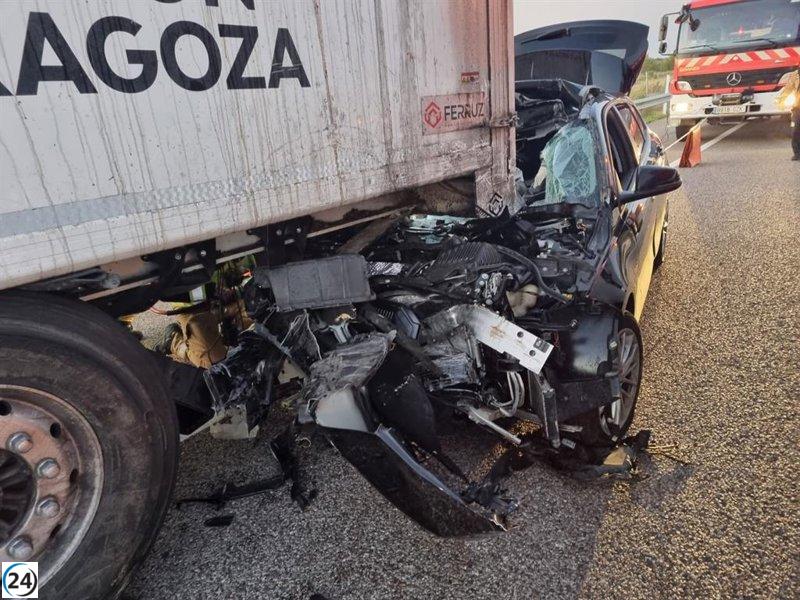 Exitoso rescate de conductor tras colisión de turismo con camión de residuos en la A-2 rumbo a La Muela (Zaragoza)