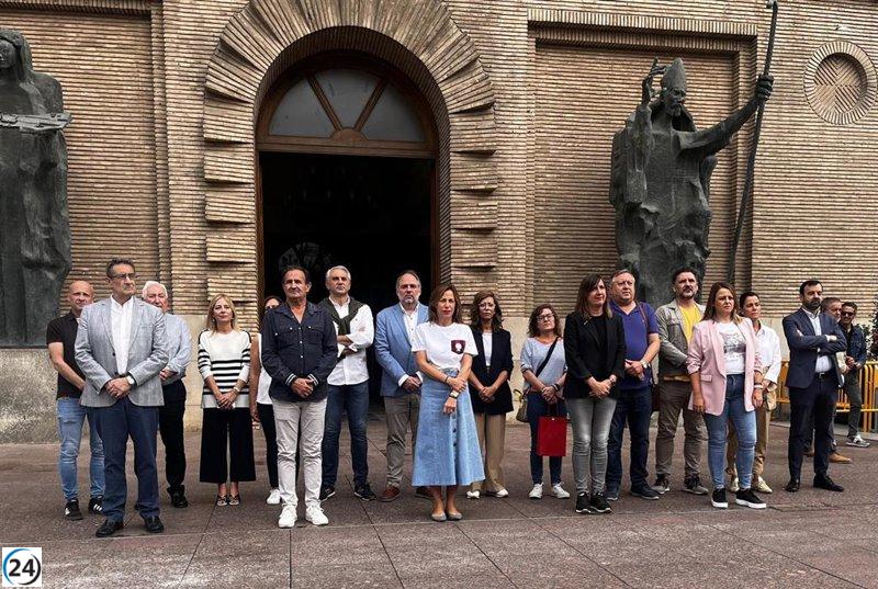 El Ayuntamiento de Zaragoza muestra su repudio a la agresión sexual en las Fiestas del Pilar con un minuto de silencio.