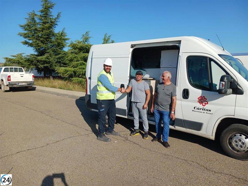 Entrega de material utilizado en trabajos de desmantelamiento de central térmica de Andorra por parte de Endesa a ATADI y Cáritas, promoviendo la colaboración y apoyo a organizaciones sociales.