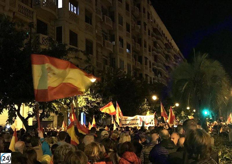 Multitudinaria protesta en Zaragoza contra la amnistía, convocada frente a la sede del PSOE