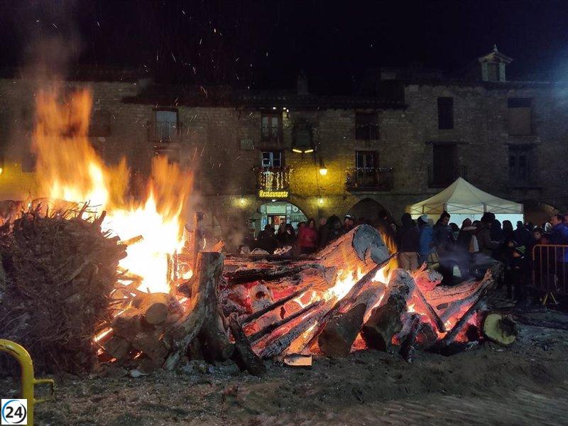 Aínsa (Huesca) da la bienvenida a la Feria del Vino Artesano Punchacubas en su plaza Mayor