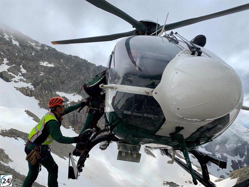 La Guardia Civil salva a un montañero vasco después de una temeraria caída de 400 metros por las gélidas montañas del Pirineo oscense.