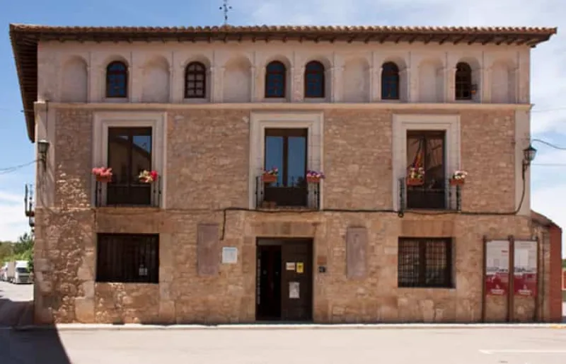 Descansa en la histórica Monreal del Campo